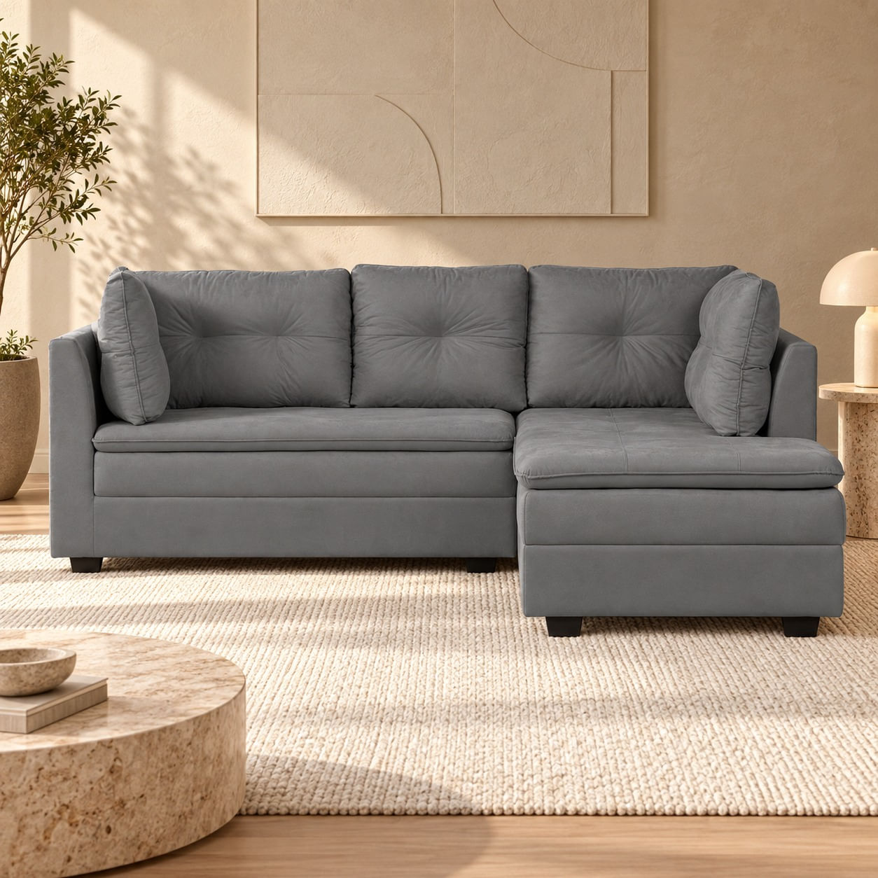 Sofá Texas cinza 9176 frontal ambientado com chaise à direita de quem olha. Decoração não acompanha.
