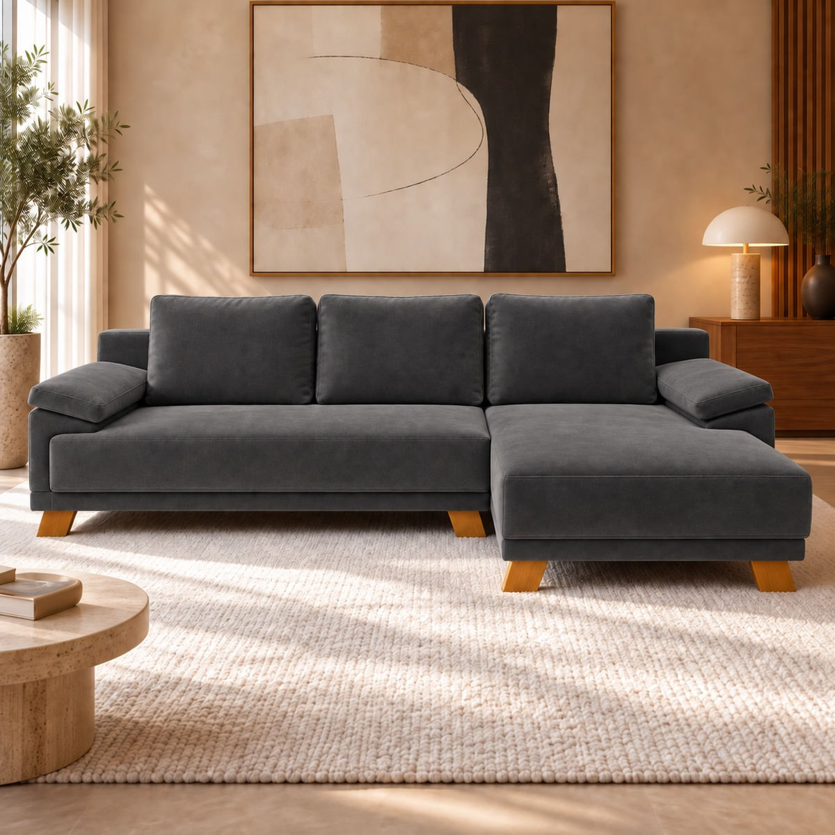 Sofá Canadá veludo cinza 9204 frontal em ambientação ilustrativa. Cor e textura aproximadas. Chaise fixa à direita de quem olha.
